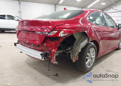 2025 Toyota Camry Le z USA, uszkodzony, nr VIN 4T1DAACK7SU041752